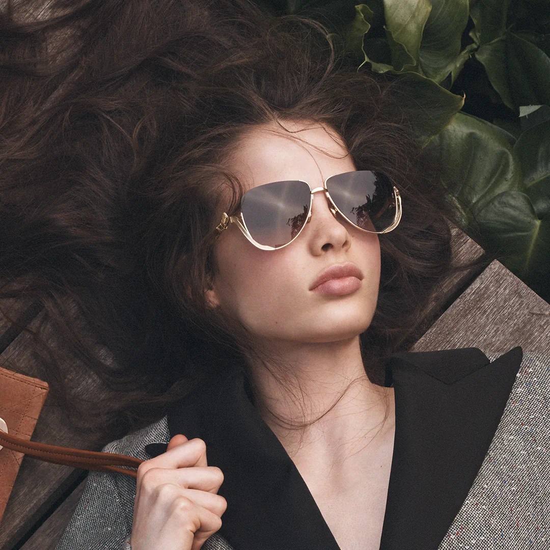 Kvinde med solbriller fra DIOR