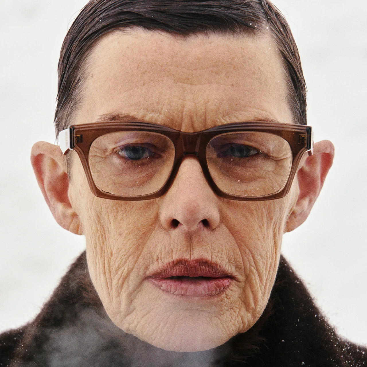 Model med brune briller fra LOEWE